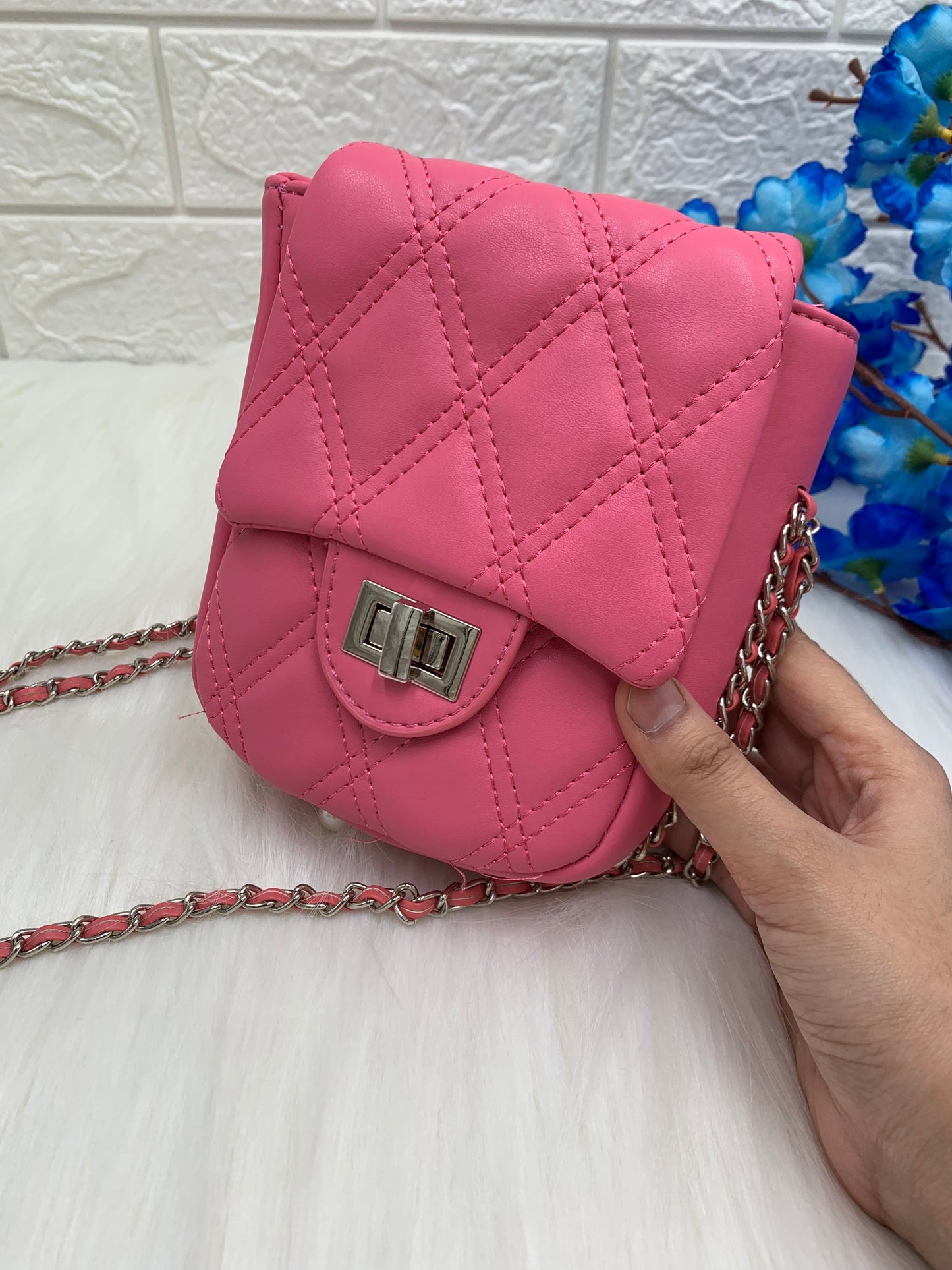 Women Solid Pink Small Sling Handbag